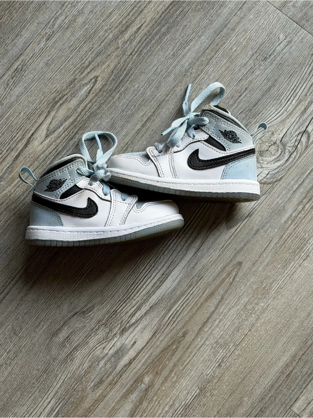 Jordan 1 Mid SE “Ice Blue”